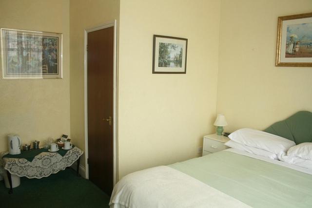 The Knoll Guesthouse Newport  Room photo
