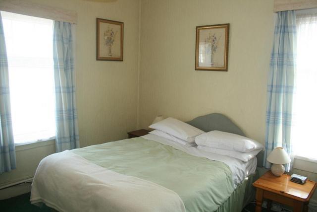 The Knoll Guesthouse Newport  Room photo
