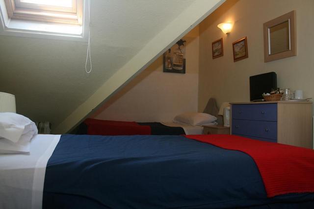 The Knoll Guesthouse Newport  Room photo
