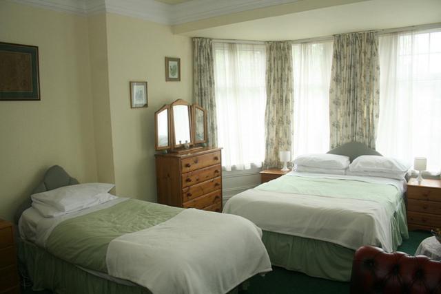The Knoll Guesthouse Newport  Room photo